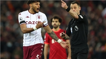 Schiedsrichter Stuart Attwell (r), hier bei einem Spiel zwischen dem FC Liverpool und Aston Villa mit Villa-Profi Tyrone Mings, wurde von Nottingham Forest kritisiert.