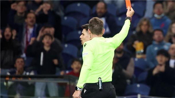 Schiedsrichter Tobias Stieler zeigt Romas Bryan Cristante die Gelb-Rote Karte.