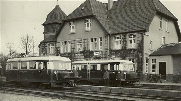 Zwei altes Schienenwagen sind zu sehen.