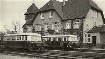 Zwei altes Schienenwagen sind zu sehen.