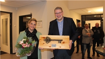 Schiffdorfs Gemeindebürgermeister Henrik Wärner übergibt den symbolischen Schlüssel der neuen Wehdeler Kita  „Ackerwichtel“ an die Leiterin Jennifer Penning.
