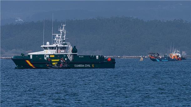 Spanische Polizei hebt mutmaßliches Drogen-U-Boot Schiffe der Guardia Civil und des Zolls beteiligen sich an der Bergung eines mutmaßlichen Drogen-U-Boots, von dem nur eine Spitze aus dem Wasser ragt.
