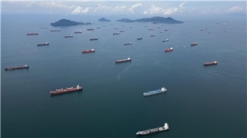 Schiffe, die darauf warten, den Panamakanal zu überqueren.