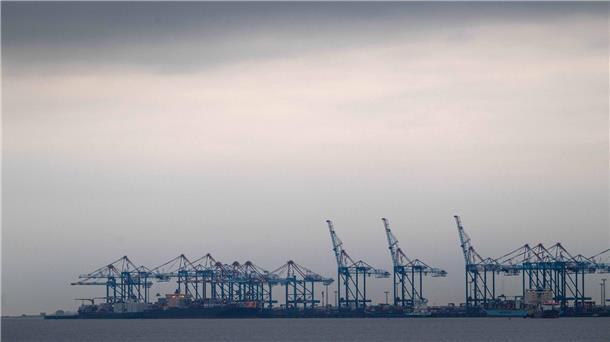 ZEW-Konjunkturerwartungen für Deutschland fallen deutlich Schiffe liegen am Container-Terminal Bremerhaven. Das Stimmungsbarometer des Mannheimer Forschungsinstituts ZEW ist erneut gefallen.