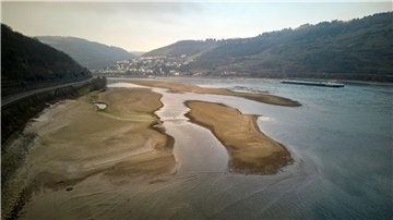 Schiffe passieren bei einem für die Jahreszeit ungewöhnlich niedrigen Wasserstand die Sandbank am Jungfrauengrund am Mittelrhein.