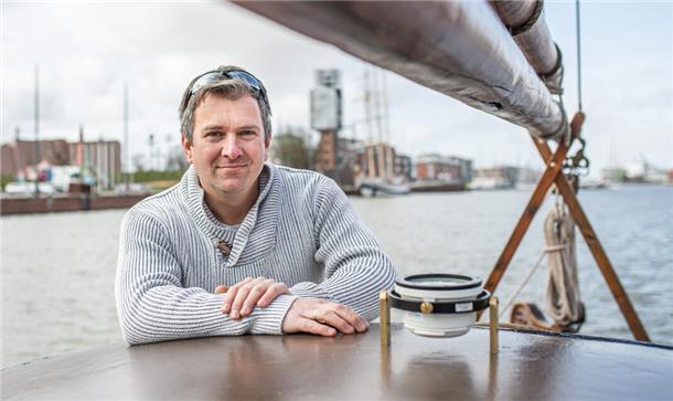 Der perfekte Tag in Bremerhaven für Fans von alten Schiffen Schiffsbesitzer Andreas Wunderlich bietet Segeltörns auf der „Adler von Krautsand“ an.