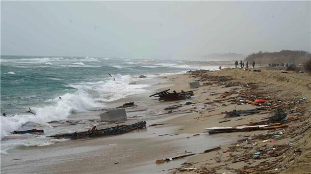 Schiffbruch: Dutzende Migranten in Italien ertrunken Schiffstrümmer am Strand von Cutro. Bei stürmischer See soll das Boot mit Migranten an Klippen zerschellt sein.