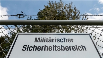 Schild mit der Aufschrift „Militärischer Sicherheitsbereich“.