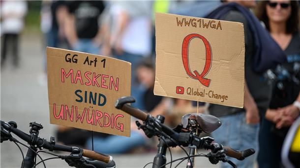 Faktencheck: Warum Querdenker meinen, recht gehabt zu haben Schilder bei einer Protestkundgebung der Initiative „Querdenken 711“ in Stuttgart.