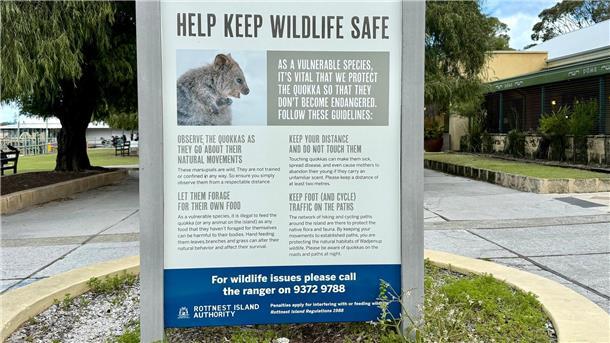 Australiens Selfie-Stars: Zu Gast bei den lächelnden Quokkas Schilder erläutern den richtigen Umgang mit den Beuteltieren.