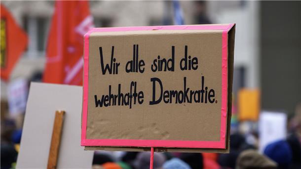 Plakat mit Aufschrift
