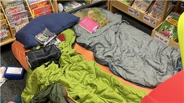 Schlafkojen in der Bibliothek der Samtgemeinde Zeven. Bevor es ins Reich der Träume ging, gab es für die Kinder einiges zu erleben. 
