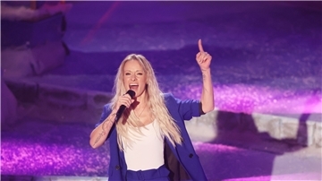 Schlagersängerin Christin Stark führt künftig durch die Chartshow „Schlager des Monats“.