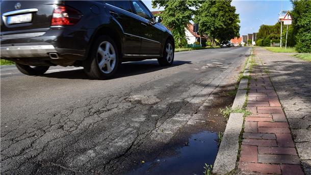 Aufgeschoben ist nicht aufgehoben: Ortsdurchfahrt Debstedt wird später saniert Ein Auto fährt über eine defekte Straße