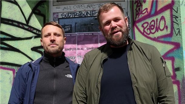 Schlagzeuger Olaf Ney (l) und Sänger   Jan „Monchi“ Gorkow in Rostock.