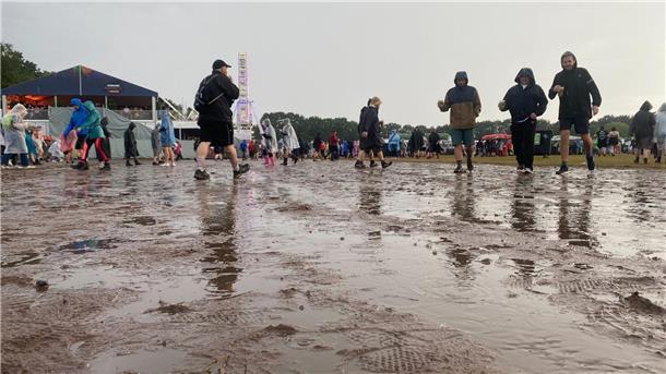 Nach Starkregen am Freitag: So matschig ist es auf dem Hurricane-Gelände Schlamm und Matsch! Auf dem Hurricane sind Gummistiefel nun Pflicht.