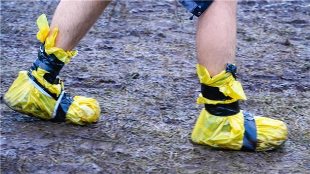 Nach Starkregen am Freitag: So matschig ist es auf dem Hurricane-Gelände Schlamm und Matsch! Auf dem Hurricane sind Gummistiefel nun Pflicht.