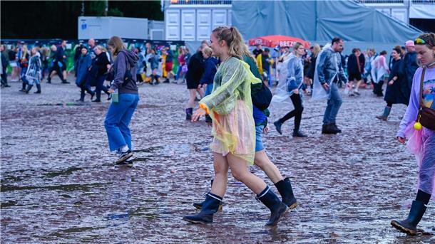Nach Starkregen am Freitag: So matschig ist es auf dem Hurricane-Gelände Schlamm und Matsch! Auf dem Hurricane sind Gummistiefel nun Pflicht.