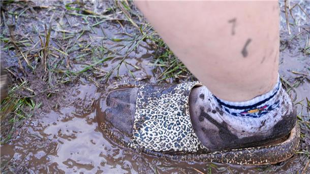 Nach Starkregen am Freitag: So matschig ist es auf dem Hurricane-Gelände Schlamm und Matsch! Auf dem Hurricane sind Gummistiefel nun Pflicht.