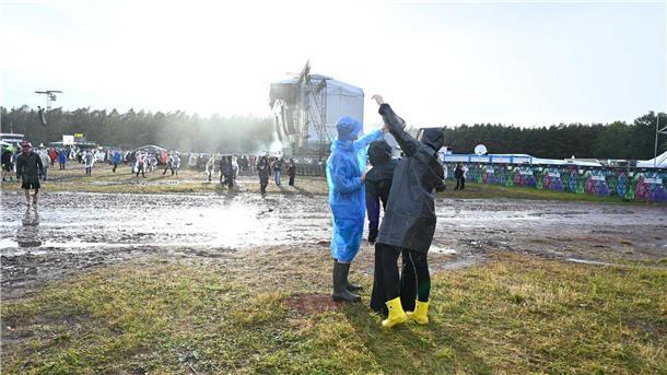 Nach Starkregen am Freitag: So matschig ist es auf dem Hurricane-Gelände Schlamm und Matsch! Auf dem Hurricane sind Gummistiefel nun Pflicht.