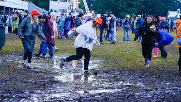 Nach Starkregen am Freitag: So matschig ist es auf dem Hurricane-Gelände Schlamm und Matsch! Auf dem Hurricane sind Gummistiefel nun Pflicht.
