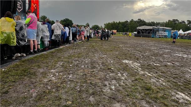 Nach Starkregen am Freitag: So matschig ist es auf dem Hurricane-Gelände Schlamm und Matsch! Auf dem Hurricane sind Gummistiefel nun Pflicht.
