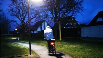 Schlaue neue LED-Leuchten reagieren auf Fußgänger oder Rdfahrer. Das soll nun in Bremerhaven häufiger eingesetzt werden.