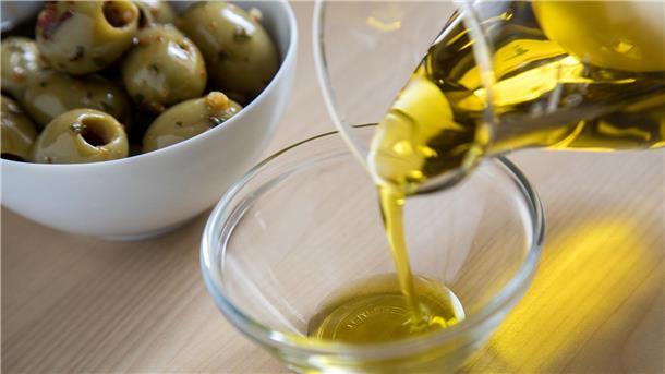 Olivenöl wird knapp, teuer und beliebtes Diebesgut Schlechte Ernte treibt die Preise für Olivenöl in die Höhe.