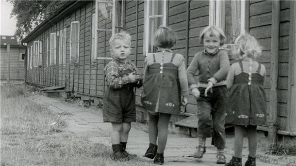 Bis in die 60er Jahre wohnen in der Wesermarsch Familien in Baracken Schlechte Wohnverhältnisse, aber viele Spielkameradinnen und -kameraden: Kinder in einer Barackensiedlung.
