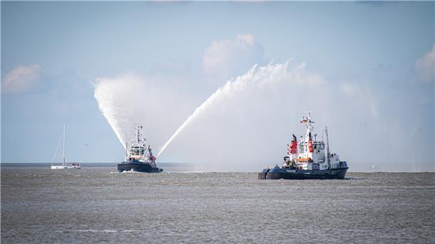 Die schönsten Bilder von der herrlichen Schiffs-Parade Schlepper-Power.
