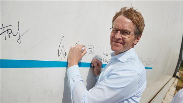 Umstrittener Partysong „Layla“: Günther verteidigt Mitsingen Schleswig-Holsteins Ministerpräsident Daniel Günther (CDU) sang auf der Bühne im vollen Bayernzelt auf der Kieler Woche den sexistischen Partyhit „Layla“ mit.