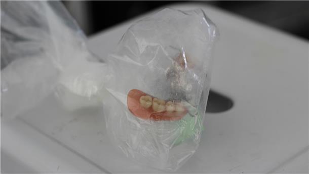 Ein Gebiss in einer Plastiktüte.
