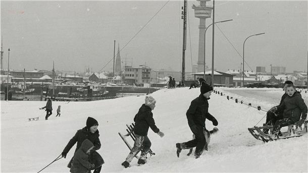 Schlittenpartie in den 60er Jahren: Viele ältere Mitmenschen erinnern sich daran, dass die Winter früher mehr Schnee brachten.