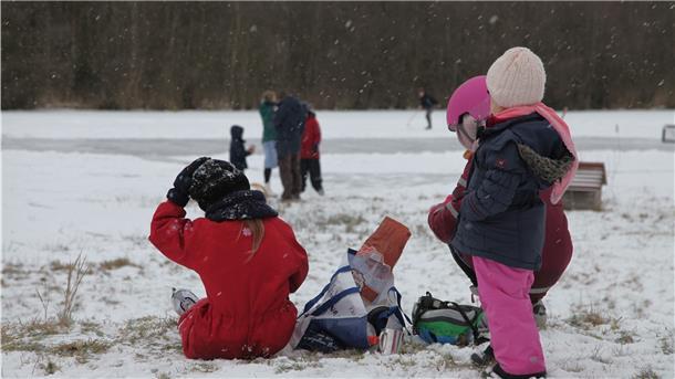 Schlittschuhläufer sind am 9. Februar 2021 auf dem Friedheimer See in der Gemeinde Schiffdorf unterwegs.