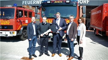 Schlüsselübergabe: In festlichem Rahmen wurde das neue Feuerwehrhaus der Freiwilligen Feuerwehr Schiffdorf seiner Bestimmung übergeben. Von links: Christian Grüter (Erster Gemeinderat), Ortsbrandmeister Florian Wiesner, Bürgermeister Henrik Wärner, Thorsten Ohlandt (Vorsitzender Feuerschutzausschuss) und Astrid Schröder (Fachgebietsleiterin).