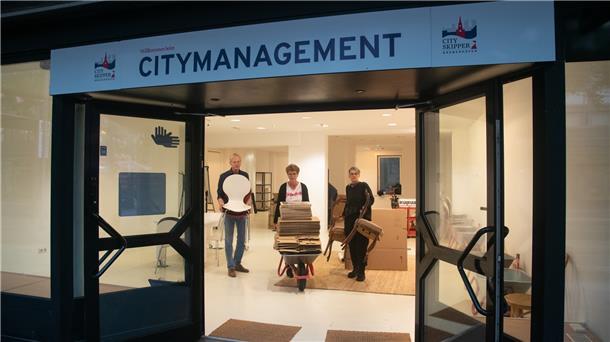 Das Citymanagement räumt die Geschäftsräume aus.