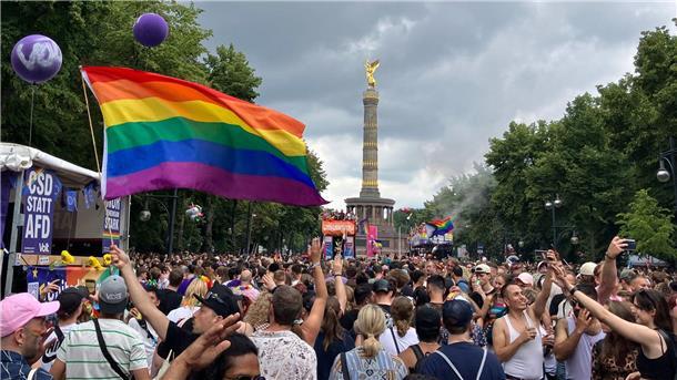 Berliner Pride friedlich - Ärger bei „Queers for Palestine“ Schlusspunkt des Demo-Umzugs war die Siegessäule.