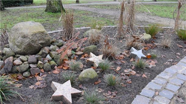 Schmetterlinge und Steine in Sternform schmücken das neue Grabfeld in Selsingen für Sternenkinder.