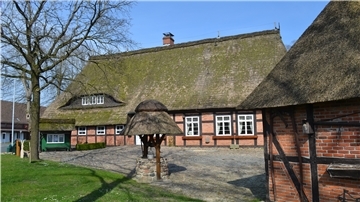 Schmuck sieht er aus, der Platz vor dem Niedersachsenhaus in Bramstedt. Dort soll aber noch mehr Leben einziehen.