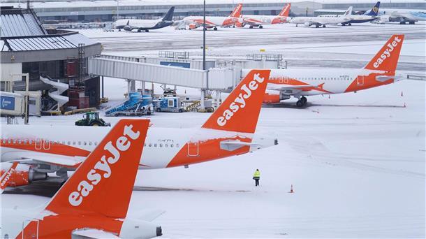 Flughafen Manchester stellt zeitweise Betrieb ein Schnee bedeckt den Flughafen in Manchester. In vielen Teilen des Landes müssen sich die Menschen auf mehrtägige Verkehrsbehinderungen einstellen, da Schnee, Eis und bitterkalte Temperaturen das ganze Land in Atem halten.