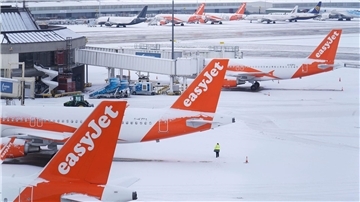 Schnee bedeckt den Flughafen in Manchester. In vielen Teilen des Landes müssen sich die Menschen auf mehrtägige Verkehrsbehinderungen einstellen, da Schnee, Eis und bitterkalte Temperaturen das ganze Land in Atem halten.