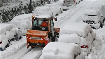 Schnee und Eis haben im Süden Bayerns auf den Straßen und bei der Bahn für Chaos gesorgt - wie hier in München.