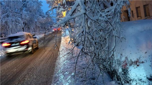 Nach Wintereinbruch eingeschränkter Zugverkehr in Bayern Schnee und Eis haben in Süddeutschland zu großen Beeinträchtigungen im Verkehr geführt.
