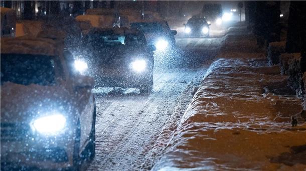Schnee und Eis sorgen in Bayern für Chaos im Verkehr.
