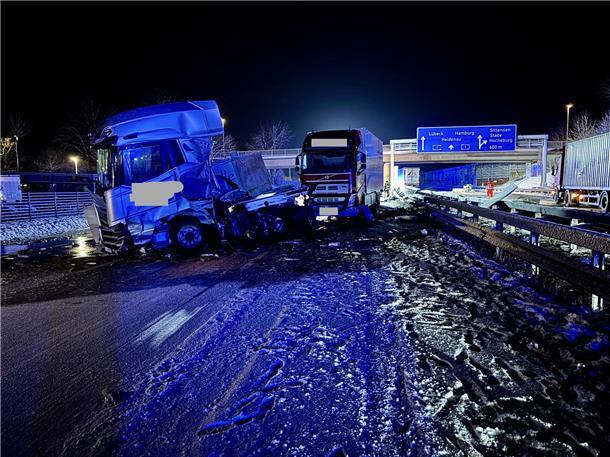 Schneefall und Kälte verwandelten die Fahrbahn in eine rutschige Piste.