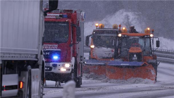 Winterwetter bremst Verkehr in Teilen Deutschlands aus Schneeräumfahrzeuge sind auf der B51 bei Blankenheim (Nordrhein-Westfalen) unterwegs.
