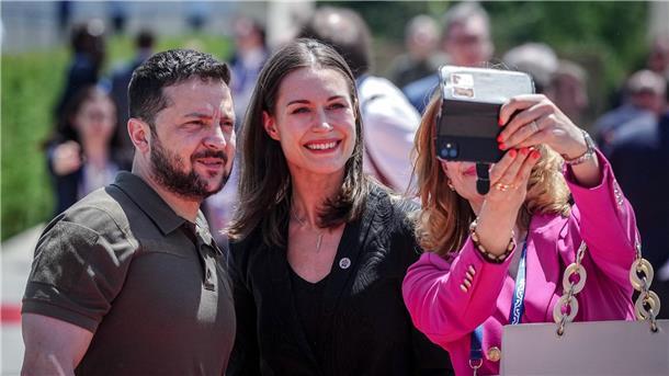 Europa-Gipfel: Klares Signal an Moskau Schnell noch ein Selfie: Finnlands scheidende Ministerpräsidentin Sanna Marin und Ukraines Präsident Wolodymyr Selenskyj.