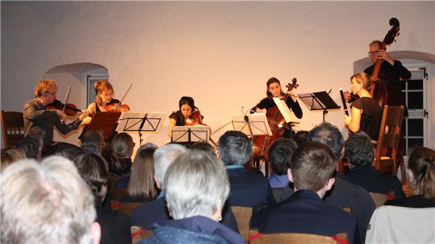 Schnell zogen die Musikerinnen und Musiker der Deutschen Kammerphilharmonie Bremen die Konzertbesucher in der Burg zu Hagen in ihren Bann. Foto: Kistner