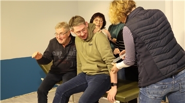 Schnelle Pointen und schlagfertige Charaktere: Der Theaterverein Hepstedt spielt das plattdeutsche Stück „De Omaklapp“. Zehn Aufführungen sind geplant.
