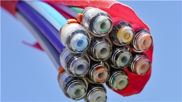 Schnelles Internet über reine Glasfaserleitungen: Unternehmen und Privatleute benötigen Bandbreite.